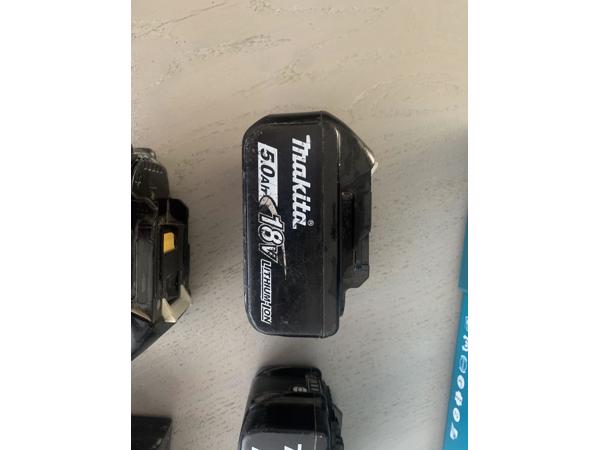2x makita accu 5ah. 1x makita accu 4ah. 1x makita acculader.