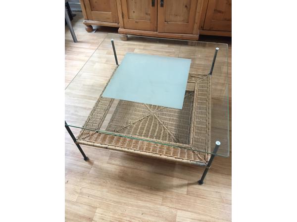 Salontafel met dik glas erop en riet onder, vierkant 80x80 cm