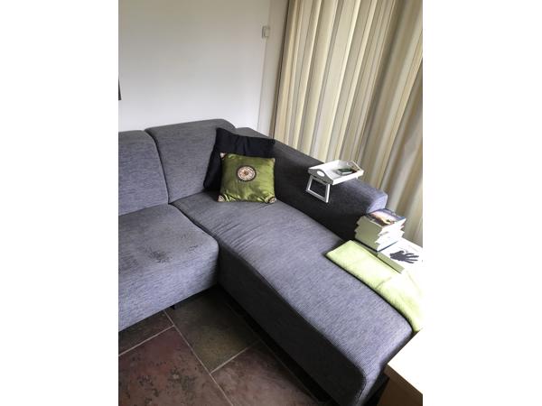 Hoekbank 250 bij 187cm van stof