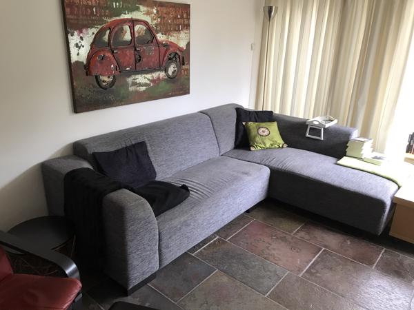 Hoekbank 250 bij 187cm van stof