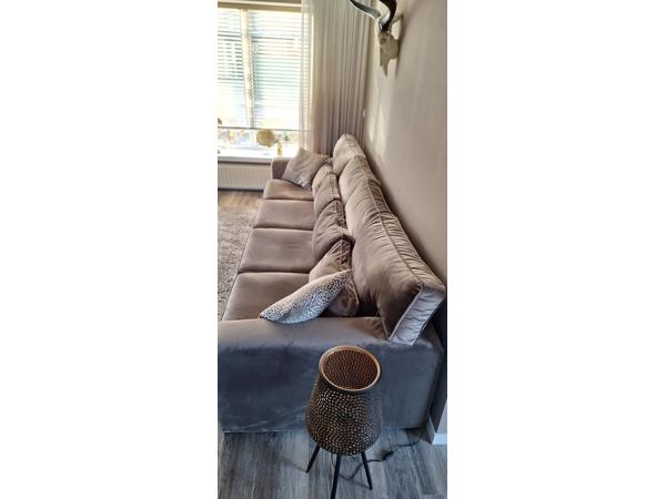 Mooie 4 zits bank van velvet stof kleur taupe