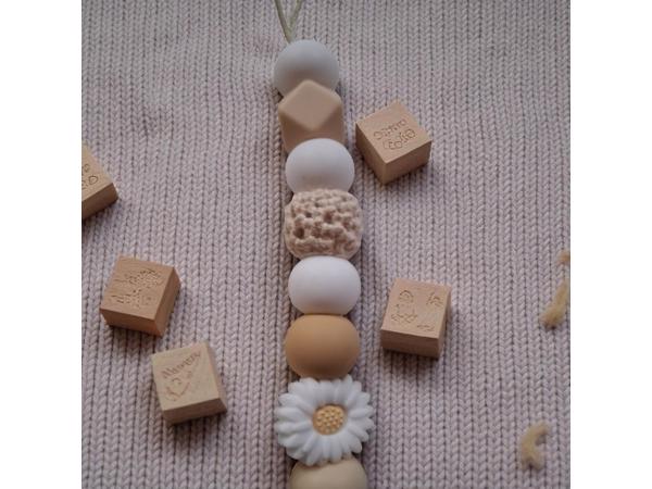 Speenkoord wit beige met wit bloemetje