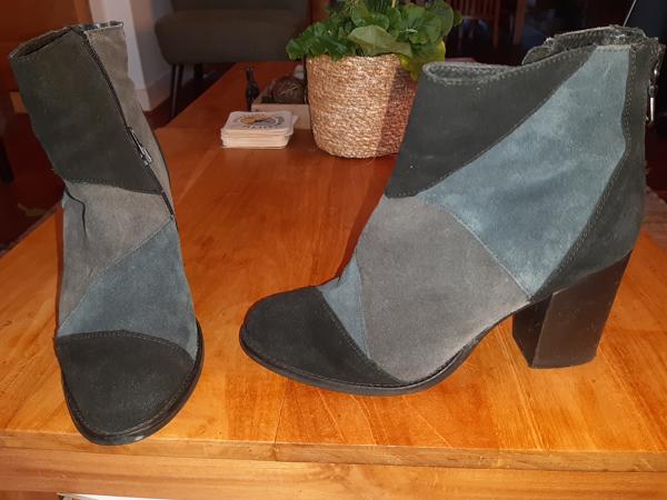 Suede laarsjes met hak, zwart blauw grijs, maat 40