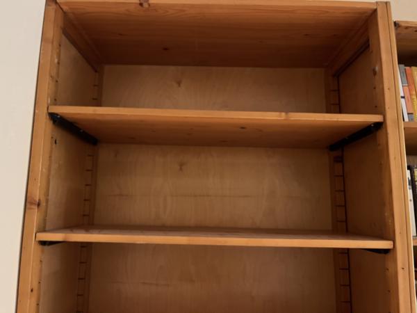 Hoge boekenkast met planken en deurtjes