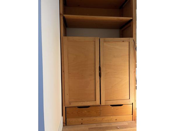 Hoge boekenkast met planken en deurtjes