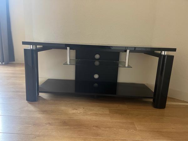 Tv-meubel in zwart met glasplaat en chromen details