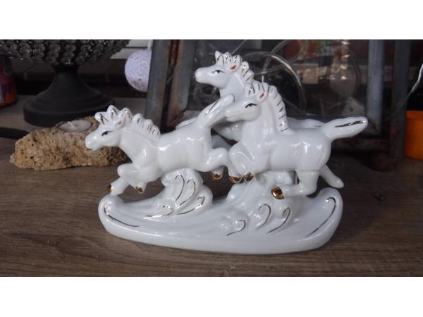 Leuk keramiek beeldje van drie witte paarden A