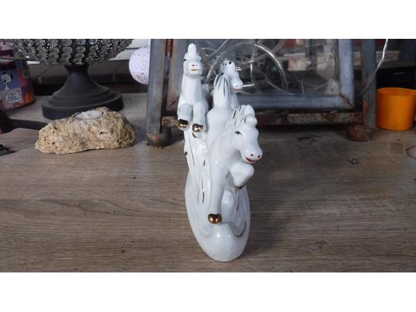 Leuk keramiek beeldje van drie witte paarden A