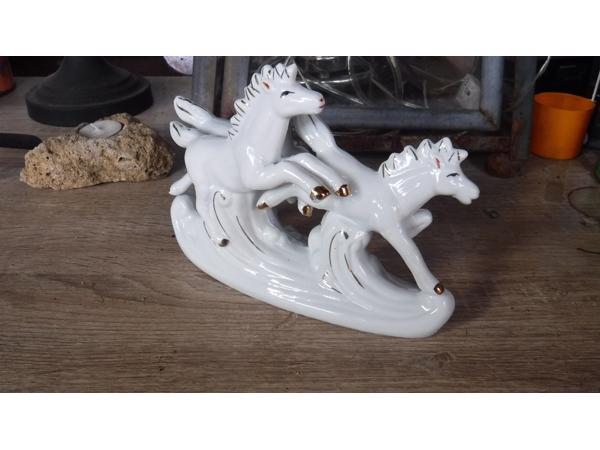Leuk keramiek beeldje van drie witte paarden A