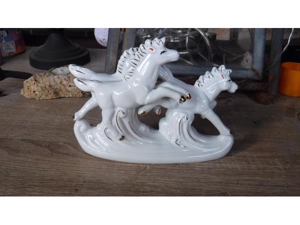 Leuk keramiek beeldje van drie witte paarden A
