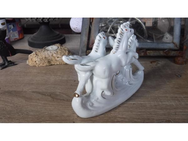 Leuk keramiek beeldje van drie witte paarden A
