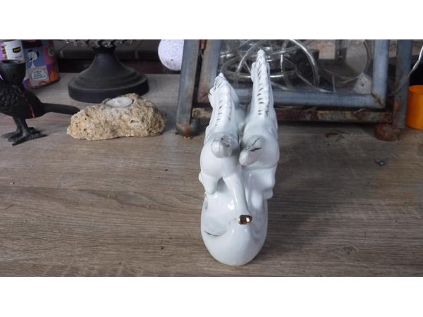 Leuk keramiek beeldje van drie witte paarden A