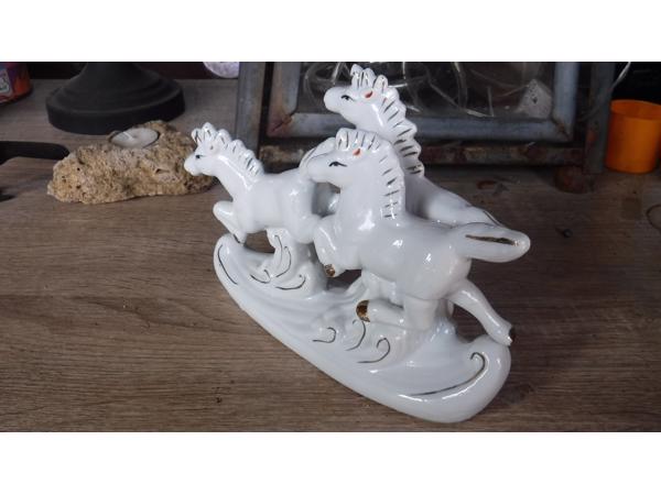 Leuk keramiek beeldje van drie witte paarden A