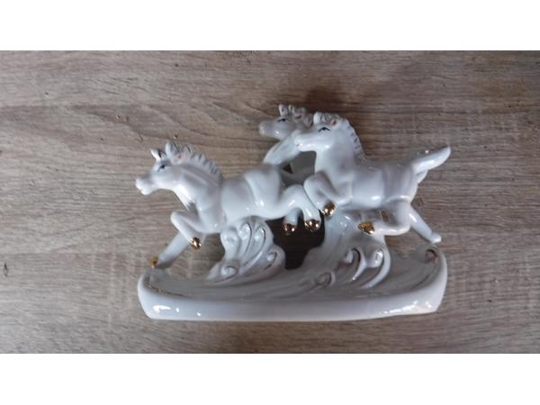 Leuk keramiek beeldje van drie witte paarden A