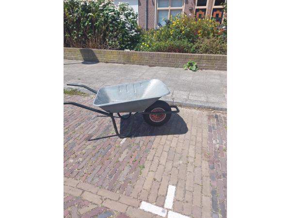 kruiwagen verzinkt in goede staat