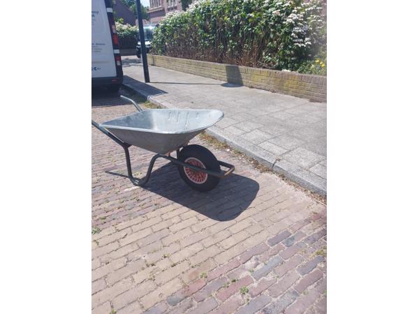 kruiwagen verzinkt in goede staat