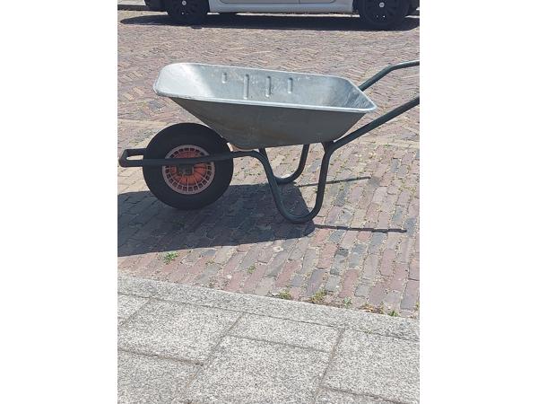 kruiwagen verzinkt in goede staat