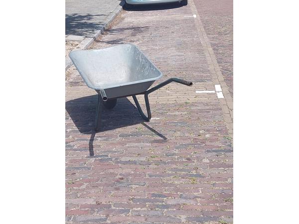 kruiwagen verzinkt in goede staat