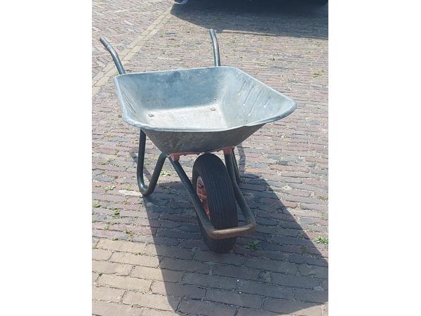 kruiwagen verzinkt in goede staat