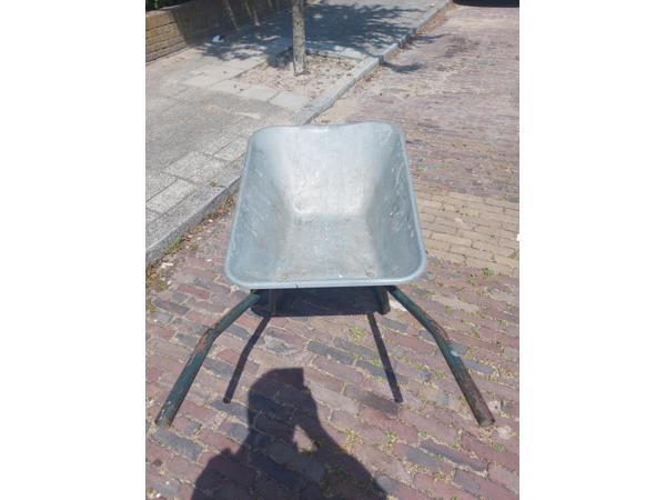 kruiwagen verzinkt in goede staat