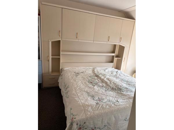 Elektrisch bed met ombouw.