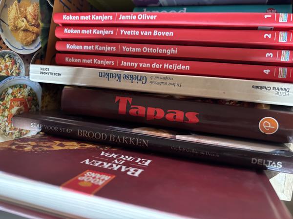 Kookboeken/kooktijdschriften/ etc. Totaal ca 35 st.