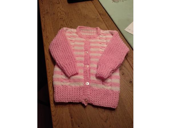 Mooi gebreide baby vestjes of sjaalkraagtruitje