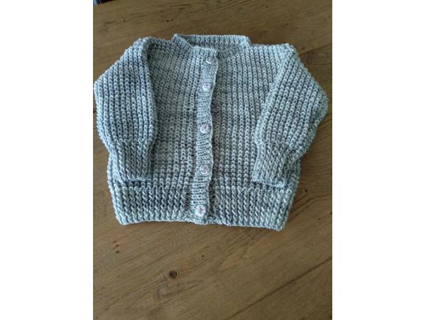 Mooi gebreide baby vestjes of sjaalkraagtruitje