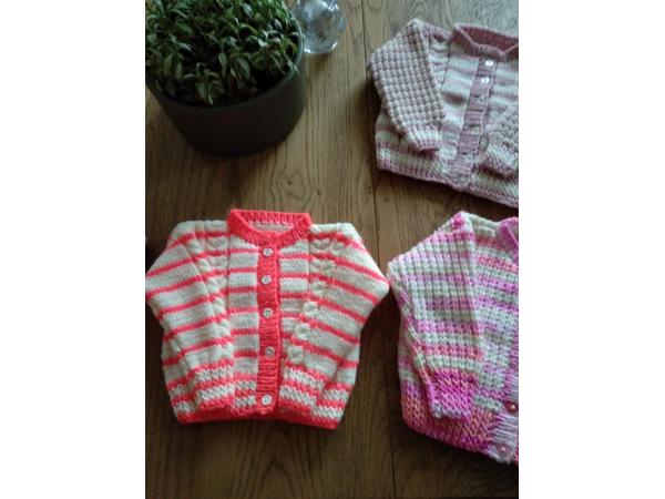 Mooi gebreide baby vestjes of sjaalkraagtruitje