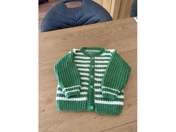 Mooi gebreide baby vestjes of sjaalkraagtruitje