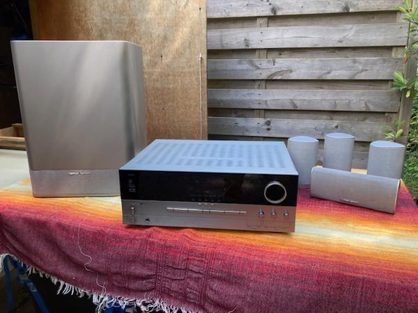 Versterker met 5 boxen en bas-box