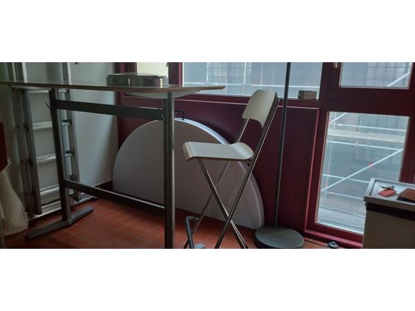 IKEA Statafel + Klapkrukken + stalen vuilnisbak