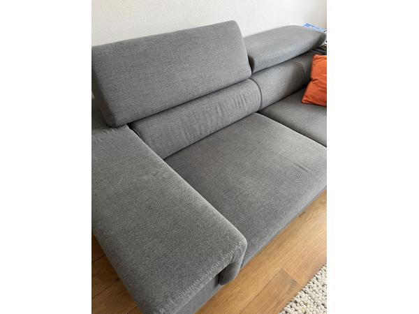 Strakke grijze bank