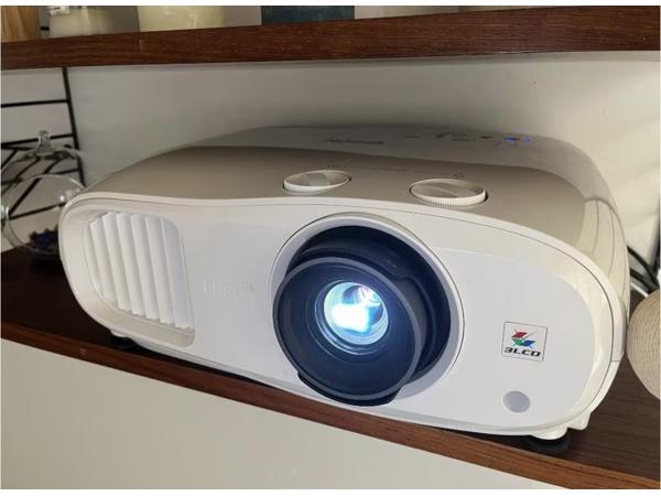 Epson EH-TW7000 - 4K beamer - almost new - home cinema