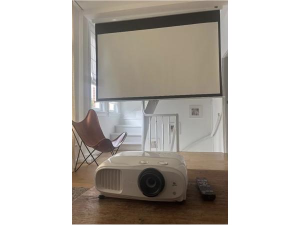 Epson EH-TW7000 - 4K beamer - almost new - home cinema