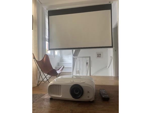 Epson EH-TW7000 - 4K beamer - almost new - home cinema