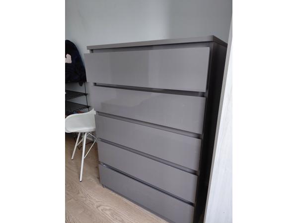 Taupe ladenkast