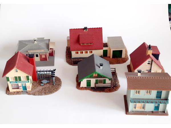 Modelbouw huisjes (zes stuks, Pola, schaal HO)