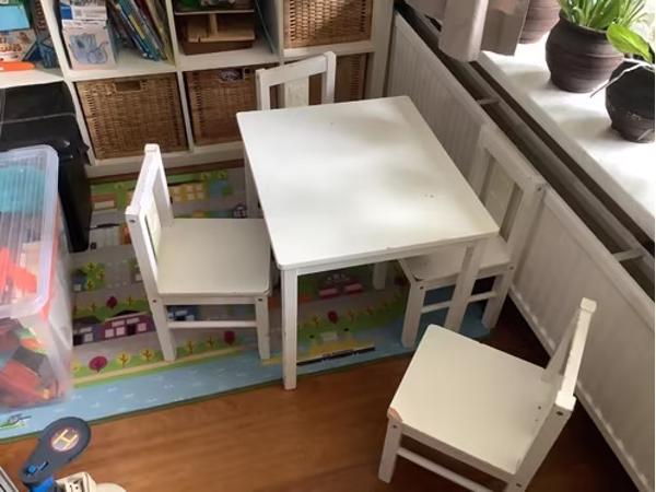 kindertafeltje en 4 stoelen