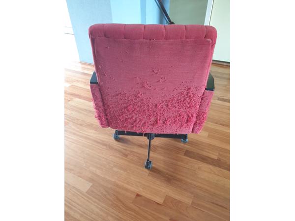 Vintage rode bureaustoel op wieltjes