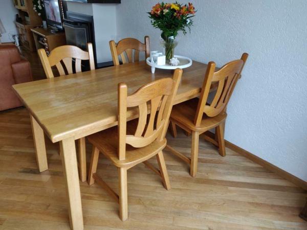 Uitschuifbare eettafel + 4 stoelen.