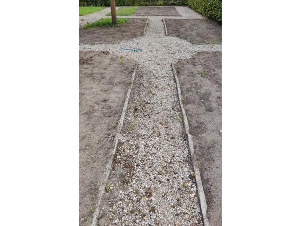 Schelpen van schelpenpaden, zelf wegscheppen