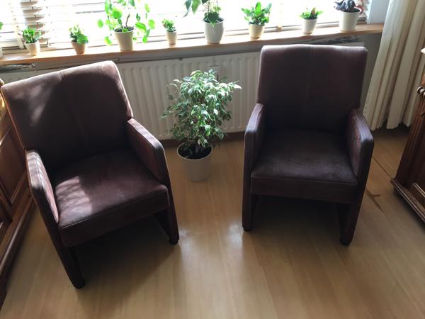 2 leren eetkamer stoelen (Nubuck) donkerbruin