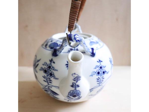 Vintage uienpatroon keramische theepot blauw en wit keramiek