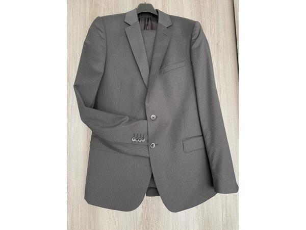 Zo goed als nieuw pure wool mid blue &amp; grey stripe full suit