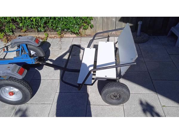 2 aanhangers voor een mammoet skelter