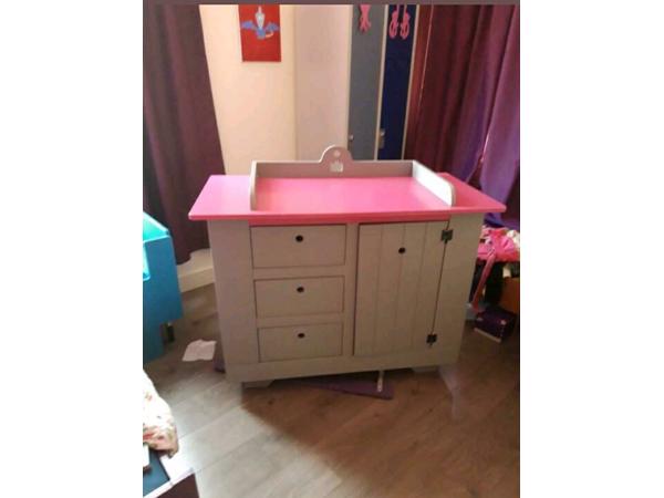 Fijne en praktische (roze/grijze) commode voor op de baby/kinderkamer ...