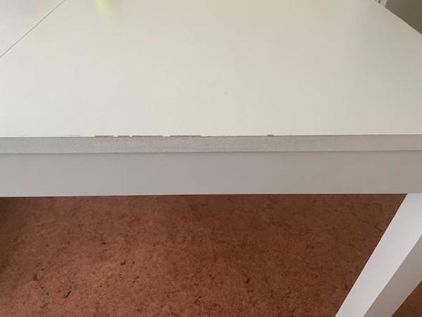 witte uitschuifbare tafel