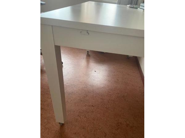 witte uitschuifbare tafel