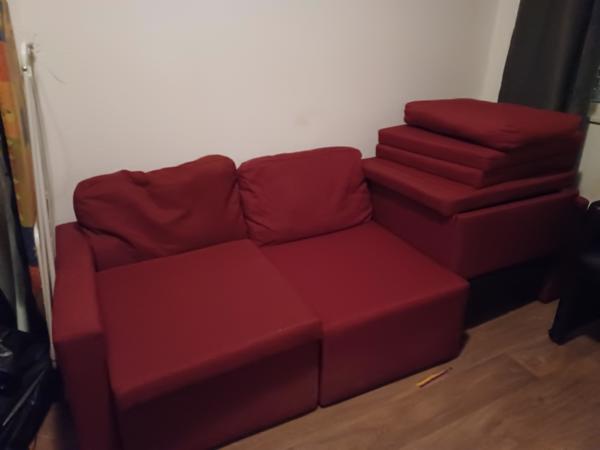 Zit slaapbank. Staat in de weg.